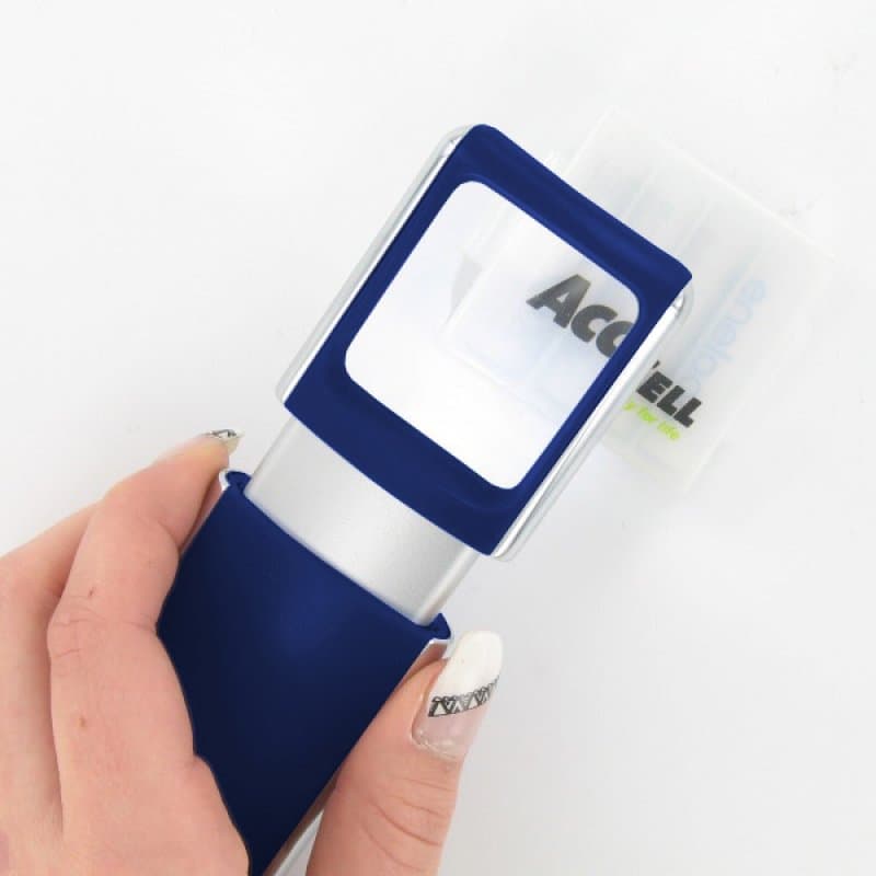 Loupe avec éclairage LED et grossissement 3x couleur bleu